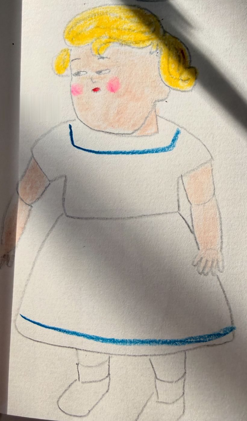흰 원피스에 파란 선을 두른 금발 인형을 색연필로 그린 작가의 스케치북 한 장