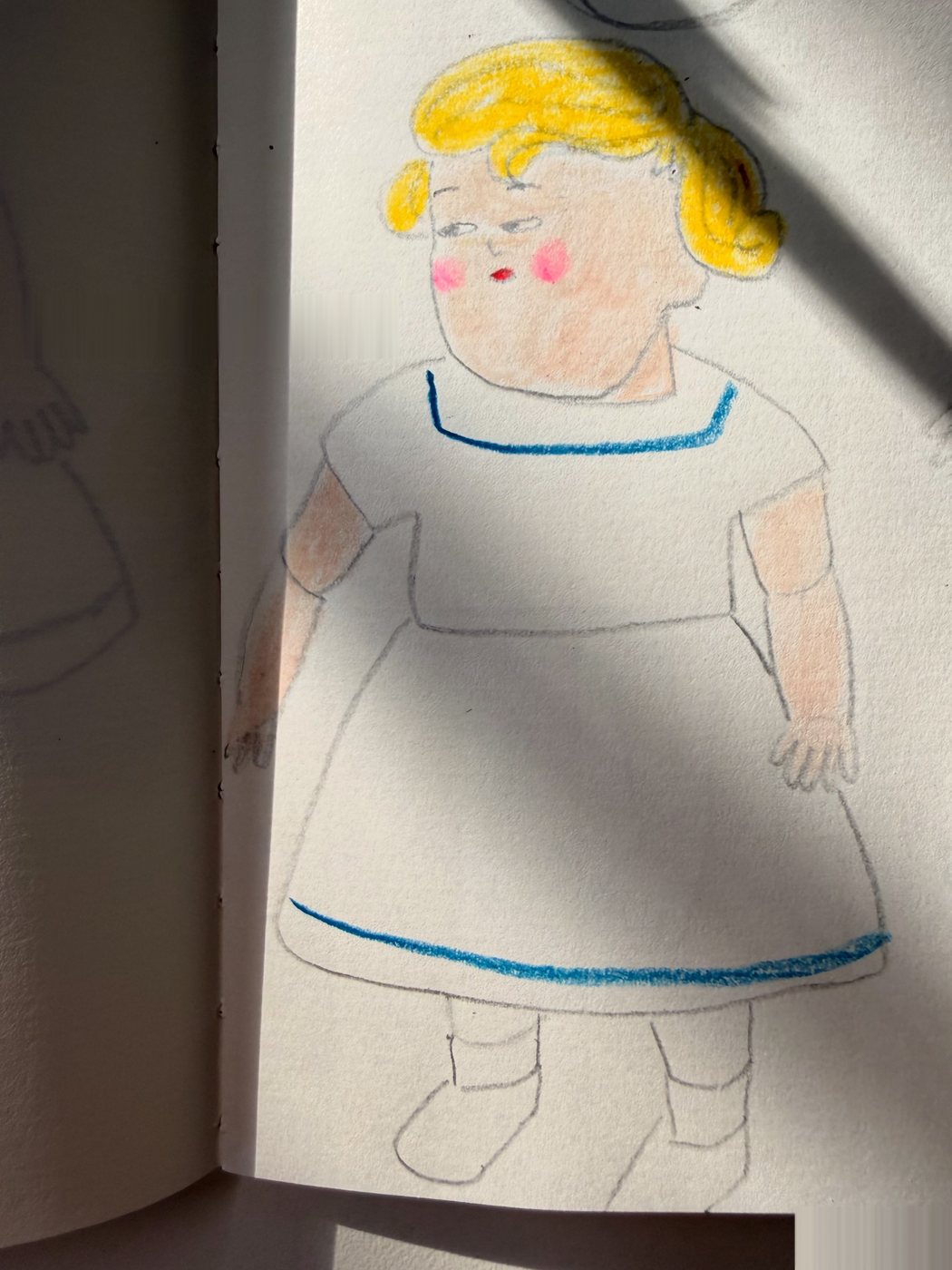 햇살 드는 창가의 인형